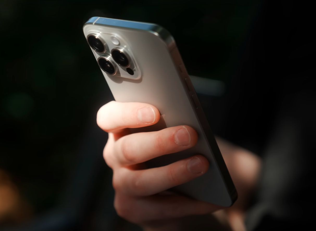 Appleov iPhone 15 ne može pokrenuti funkciju “Apple Intelligence” zbog ove mane!